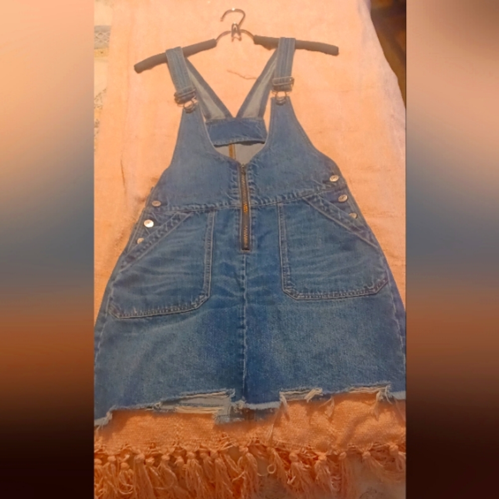 American Eagle size: xs blue Jean Overalls with zipper and pockets.